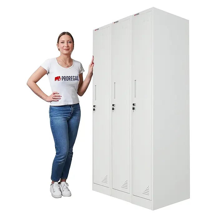 Proregal Spind Mega Deal 3x ELEPHANT 1 Abteil - H x B x T: 180 x 30 x 50 cm, Grau, Zerlegt, Anzahl Fächer: 1 Stk. - Drei weiße Metallspinde, daneben steht eine Frau zur Größenanzeige.