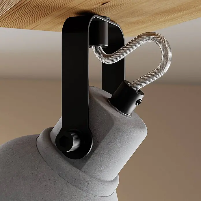 Lindby Deckenstrahler Mitis - Holz dunkel, alu / grau / zink, GU10 - Grauer Scheinwerfer in Betonoptik mit schwarzer Metallhalterung und flexiblem Metallschlauch, an Holz montiert.