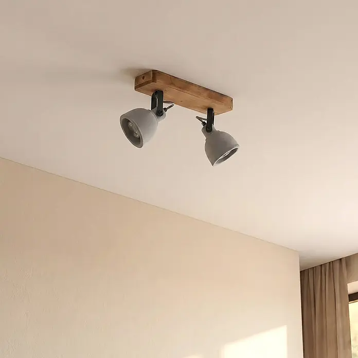 Lindby Deckenstrahler Mitis - Holz dunkel, alu / grau / zink, GU10 - Zweilampen-Deckenstrahler mit Holzsockel und zwei grauen Köpfen in Betonoptik.