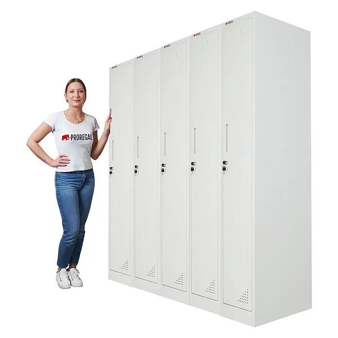 Proregal Spind Mega Deal 5x ELEPHANT 1 Abteil - H x B x T: 180 x 30 x 50 cm, Grau, Zerlegt, Anzahl Fächer: 1 Stk. - Fünf weiße Metallspinde, mit einer Frau zur Größenreferenz gezeigt.