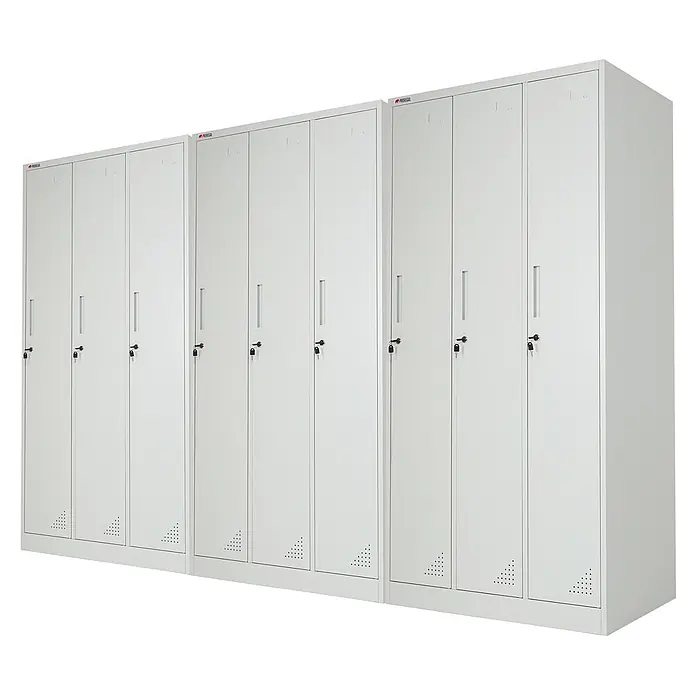 Proregal Spind Mega Deal 3x ELEPHANT 3 Abteil - Grau, Zerlegt, Anzahl Fächer: 3 Stk. - Helle graue Metallschränke mit mehreren Türen, individuellen Schlüsselschlössern und Bodenlüftung.