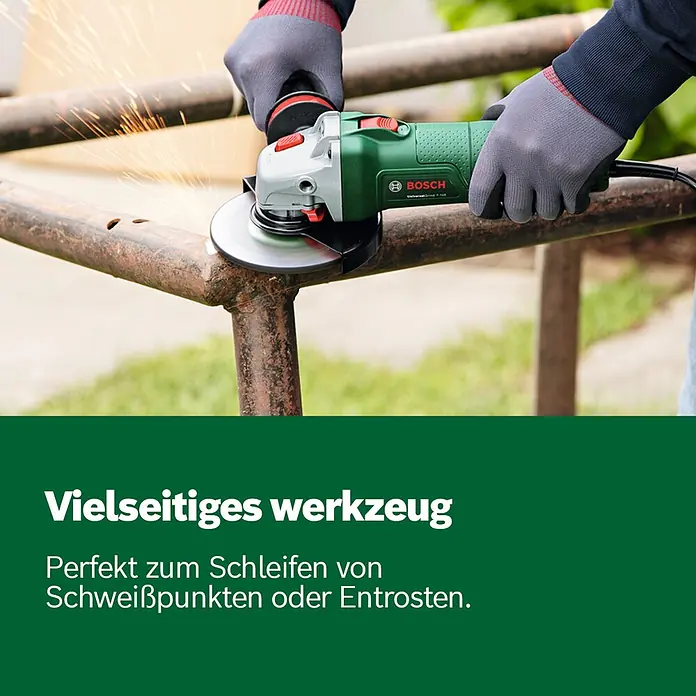 Bosch Elektro-Winkelschleifer UniversalGrind 850-125 - 850 W, Durchmesser Scheibe: 125 mm, Leerlaufdrehzahl: 12.000 U/min - Person nutzt einen grün-schwarzen Bosch Winkelschleifer zum Schleifen eines rostigen Metallrohrs, Funken sprühen.
