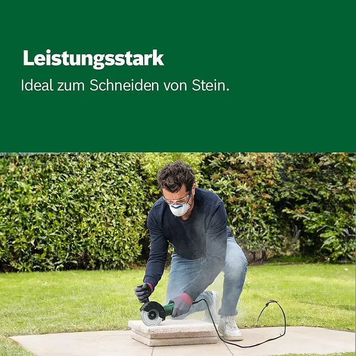 Bosch Elektro-Winkelschleifer UniversalGrind 850-125 - 850 W, Durchmesser Scheibe: 125 mm, Leerlaufdrehzahl: 12.000 U/min - Mann nutzt grünen Winkelschleifer zum Steinschneiden im Freien.