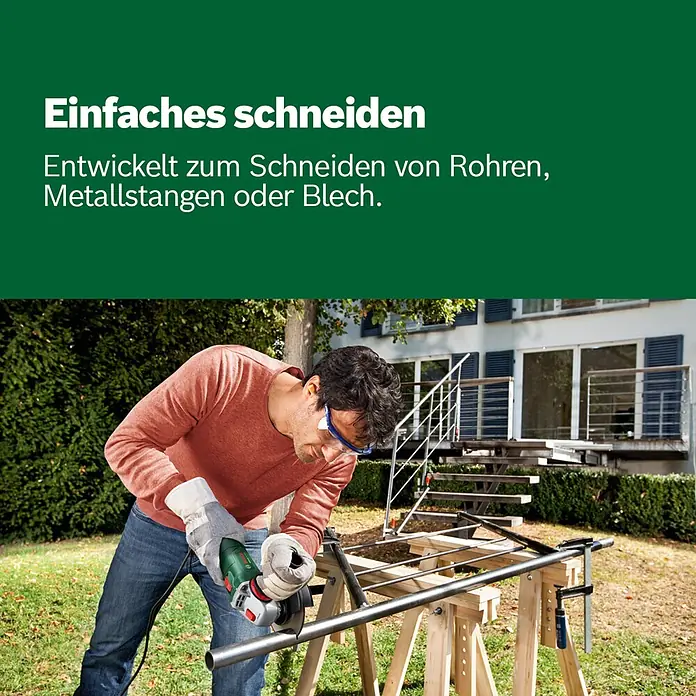 Bosch Elektro-Winkelschleifer UniversalGrind 850-125 - 850 W, Durchmesser Scheibe: 125 mm, Leerlaufdrehzahl: 12.000 U/min - Mann schneidet Metallrohr mit grünem Winkelschleifer.