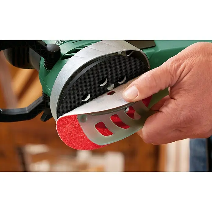 Bosch Power for All 18V Akku-Exzenterschleifer AdvancedOrbit 18 - 18 V, Li-Ionen, Ohne Akku, Durchmesser Schleifteller: 125 mm, Leerlaufdrehzahl: 3.000 U/min - 12.000 U/min - Detailaufnahme eines Bosch Exzenterschleifers mit Schleifpapierwechsel, der die einfache Handhabung und Wartung des Geräts hervorhebt.