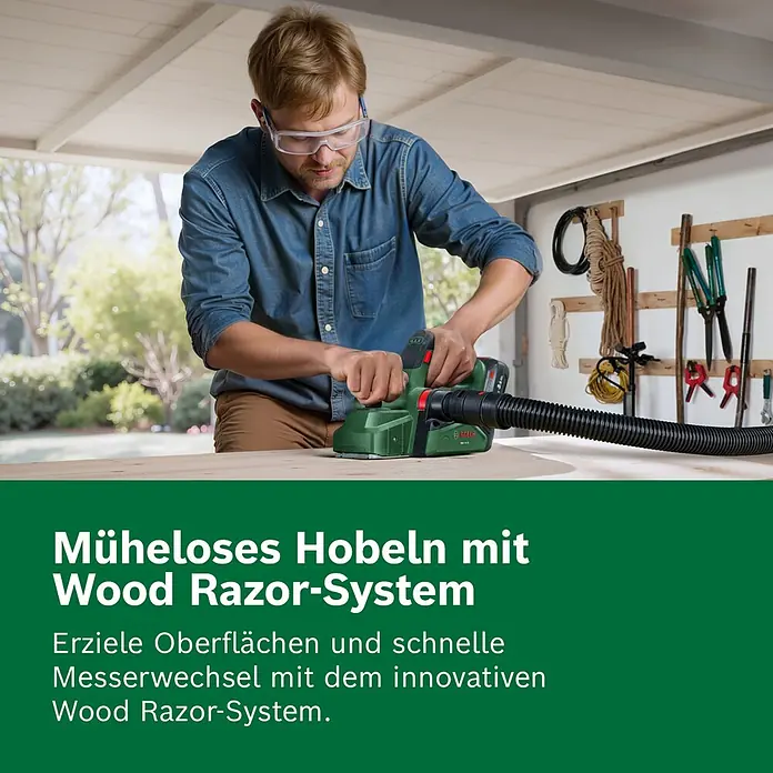 Bosch Power for All 18V Akku-Handhobel PHO 18V-20 - 18 V, Ohne Akku, Hobelbreite: 82 mm - Ein Mann hobelt eine Holzplatte mit einem grünen Bosch Elektrohobel und Staubabsaugung.