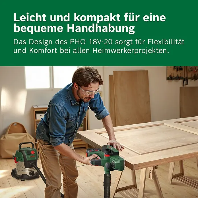 Bosch Power for All 18V Akku-Handhobel PHO 18V-20 - 18 V, Ohne Akku, Hobelbreite: 82 mm - Mann hobelt eine Holztür mit einem grünen Bosch Elektrohobel, der an einen Staubsauger angeschlossen ist.