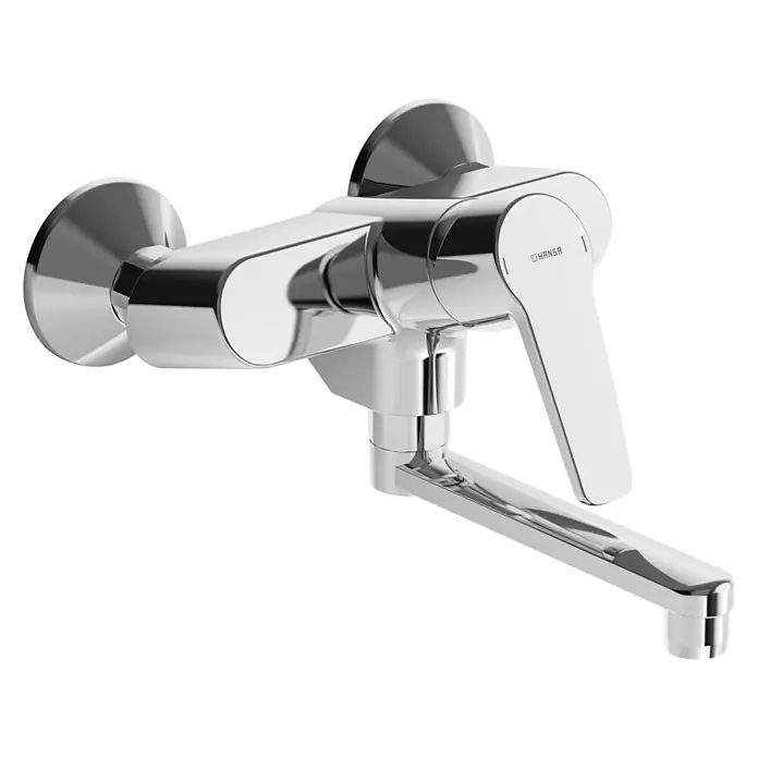 Hansa Polo Spültischarmatur - Ausladung Armatur: 150 mm, Chrom, Glänzend - Nahaufnahme einer HANSA Wandarmatur aus glänzendem Chrom mit Einhebelmischer und ausziehbarer Spülbrause.