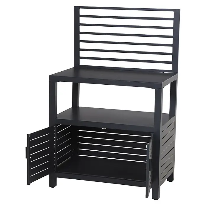 Siena Garden Outdoorküche Texas - 2 -tlg., Anthrazit - Schwarzmetall-Outdoor-Schrank mit Lamellenrückwand, zwei offenen Ablagen und Bodenschrank mit Lamellentüren, eine offen.