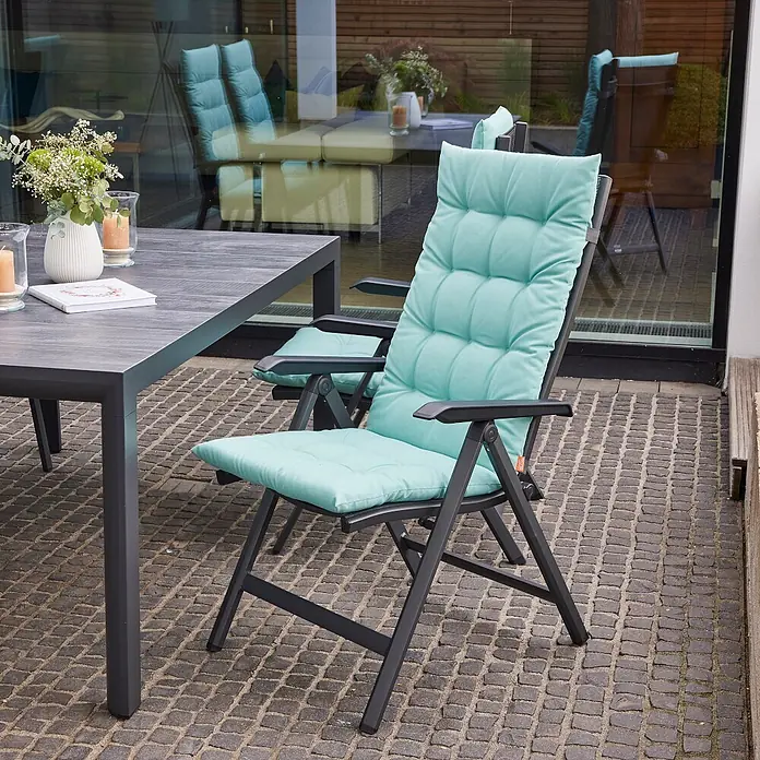 Siena Garden Atria Sitzauflage - L x B x H: 123 x 48 x 6 cm, Wasabi, Polyester, 1 Stk. - Dunkelgrauer klappbarer Gartenstuhl mit weichem, hellblauem Polster für den Außenbereich.