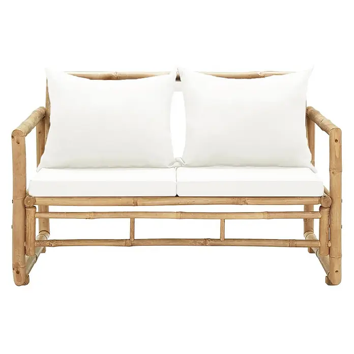 Furnicato Gartenbank - Creme - Zweisitzer-Gartensofa aus Bambus mit weißen Sitz- und Rückenkissen.