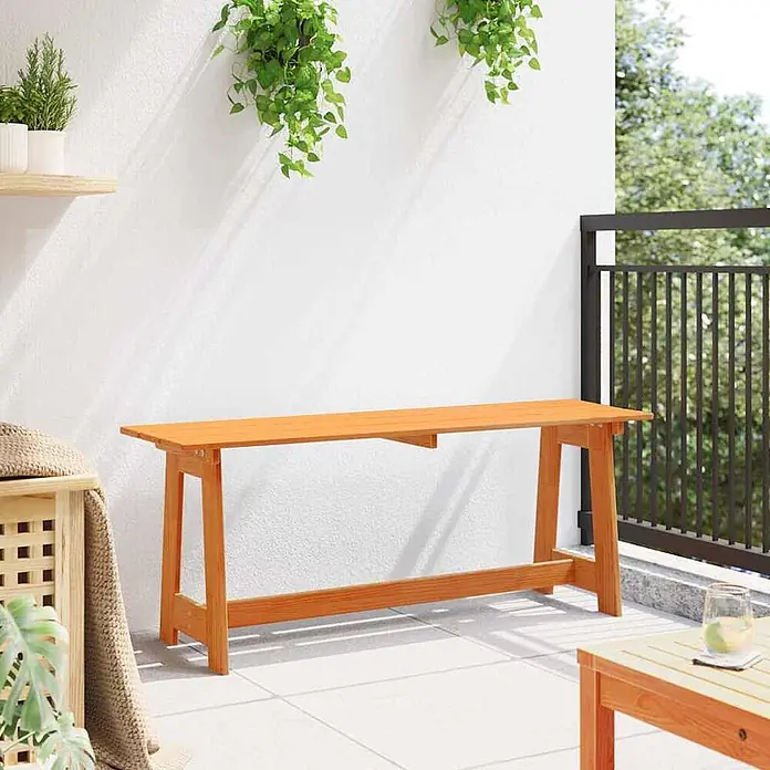 Furnicato Gartenbank Kiefernholz lackiert - B x T x H: 37 x 119 x 47 cm, Echtholz - Lange, orangebraune Holzbank für den Außenbereich auf einem Balkon.