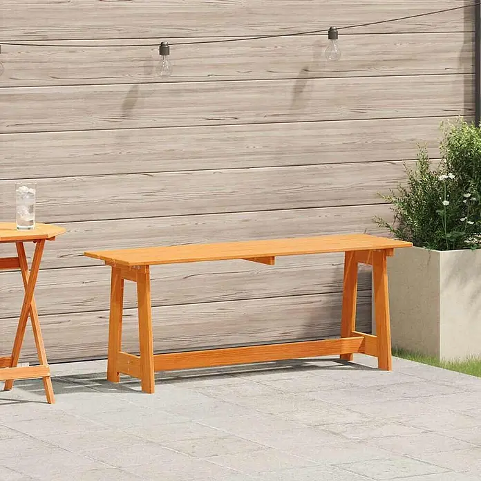 Furnicato Gartenbank Kiefernholz lackiert - B x T x H: 37 x 119 x 47 cm, Echtholz - Lange orangefarbene Holzbank und kleiner passender Beistelltisch auf einer Terrasse.
