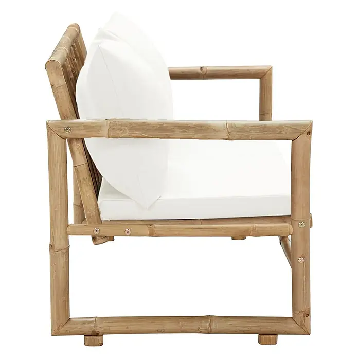 Furnicato Gartenbank - Creme - Bambus-Sessel mit natürlicher Oberfläche und weißen Kissen, von der Seite gezeigt.