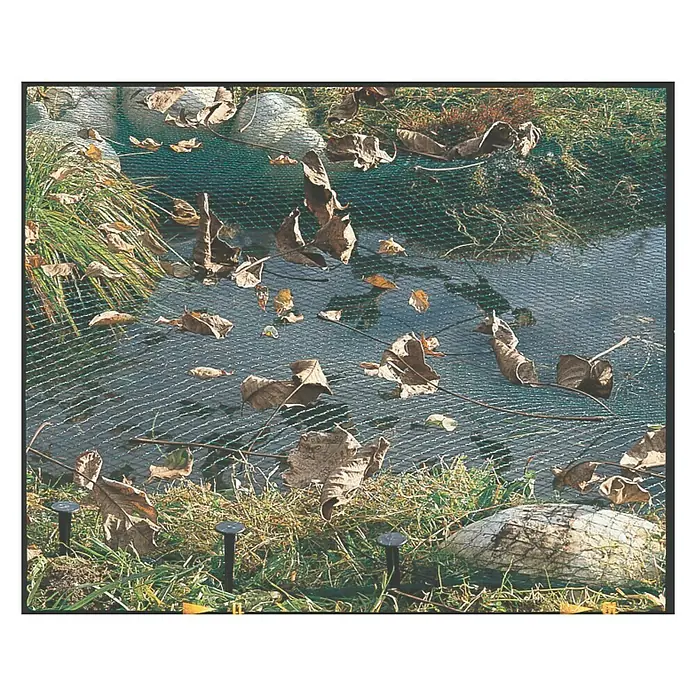 Windhager Laubschutznetz - L x B: 10 x 4 m, Kunststoff, Grün - Das Laubnetz spannt sich über einen Teich und schützt ihn vor herabfallendem Laub. Es ist sicher mit Heringen im Boden verankert.