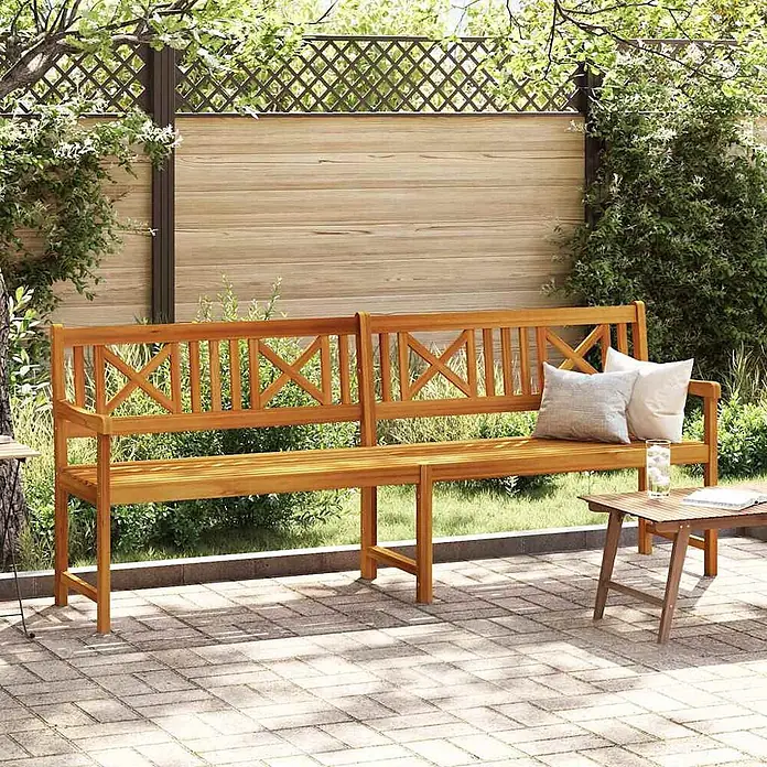 Furnicato Gartenbank - Braun - Lange braune Holzgartenbank mit Zierlehnen und Kissen, auf einer Terrasse.