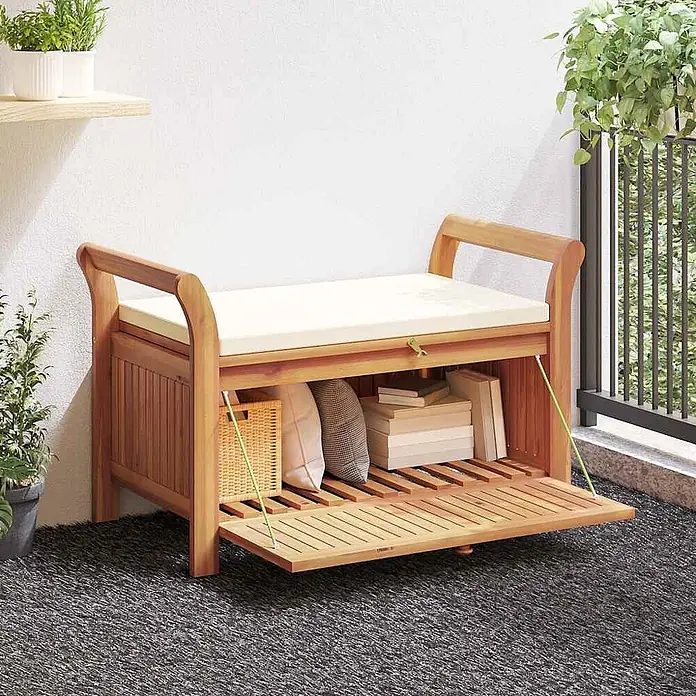 Furnicato Gartenbank Akazien-Massivholz - B x T x H: 50 x 108 x 4 cm, Weiß - Hölzerne Outdoor-Sitzbank mit weißem Kissen, Stauraum und klappbarer Lattenrosttür, auf einem Balkon.