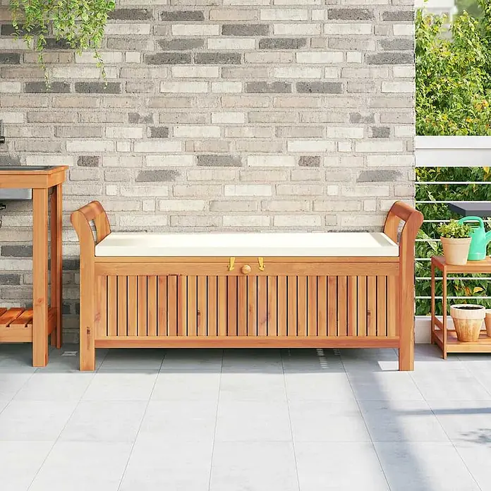 Furnicato Gartenbank Akazien-Massivholz - B x T x H: 50 x 108 x 4 cm, Weiß - Hölzerne Outdoor-Sitzbank mit weißem Kissen, bietet Sitzgelegenheit und Stauraum auf einem Balkon.