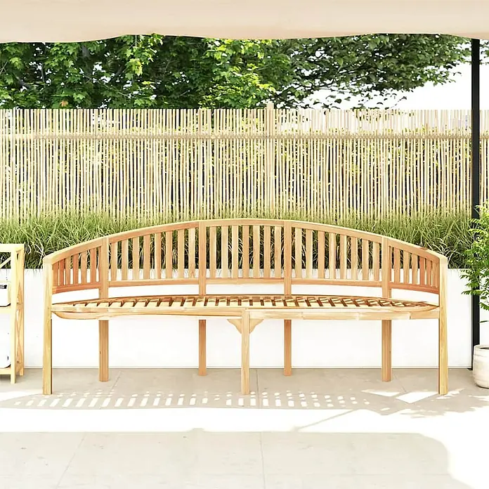 Furnicato Gartenbank Teak-Hartholz - B x T x H: 200 x 66 x 86 cm, Braun - Gebogene Gartenbank aus Holz auf einer Terrasse, mit Bambuszaun und Grün im Hintergrund.