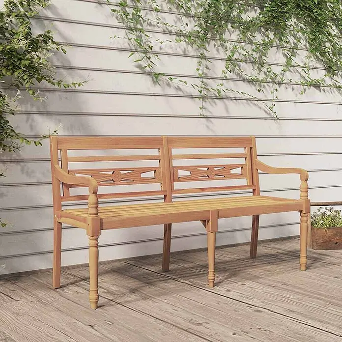 Furnicato Gartenbank Teak-Massivholz - B x T x H: 150 x 51,5 x 84 cm, Braun - Helle Holzgartenbank mit kunstvollen Rückenlehnen und gedrechselten Beinen auf einer Terrasse.