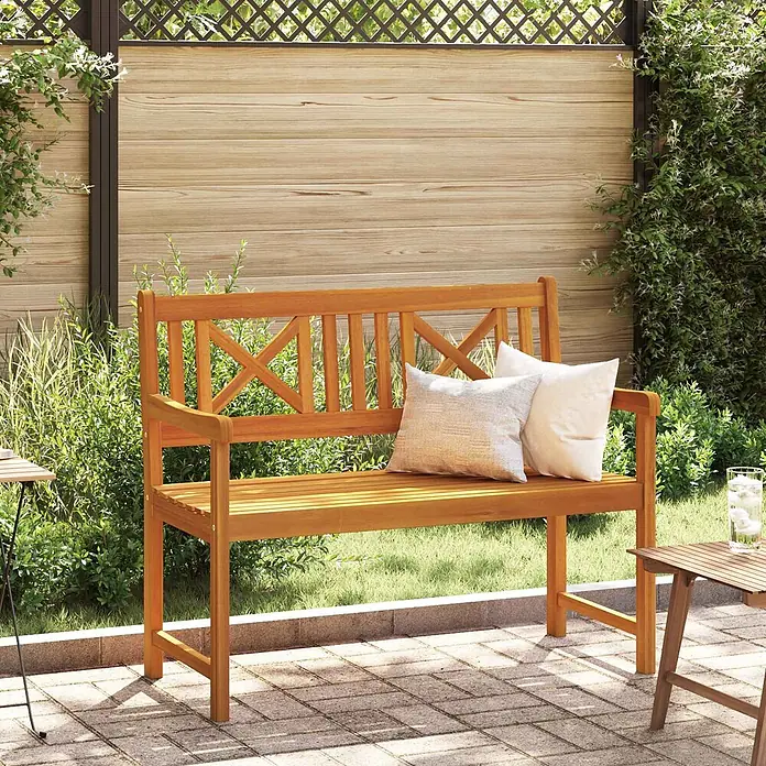 Furnicato Gartenbank Akazien-Massivholz geölt - B x T x H: 56 x 110 x 90 cm, Massivholz Akazie, Braun - Braune Holz-Gartenbank mit X-förmiger Rückenlehne, im Freien präsentiert mit zwei hellen Kissen.