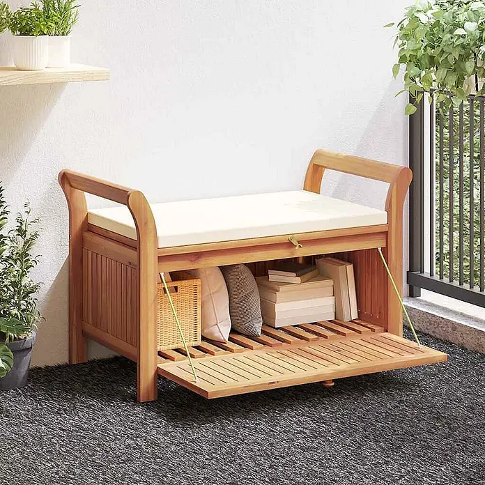 Furnicato Gartenbank Akazien-Massivholz - B x T x H: 50 x 91 x 60 cm, Weiß - Eine hölzerne Aufbewahrungsbank mit cremefarbenem Kissen und offenem Fach, auf einem Balkon.