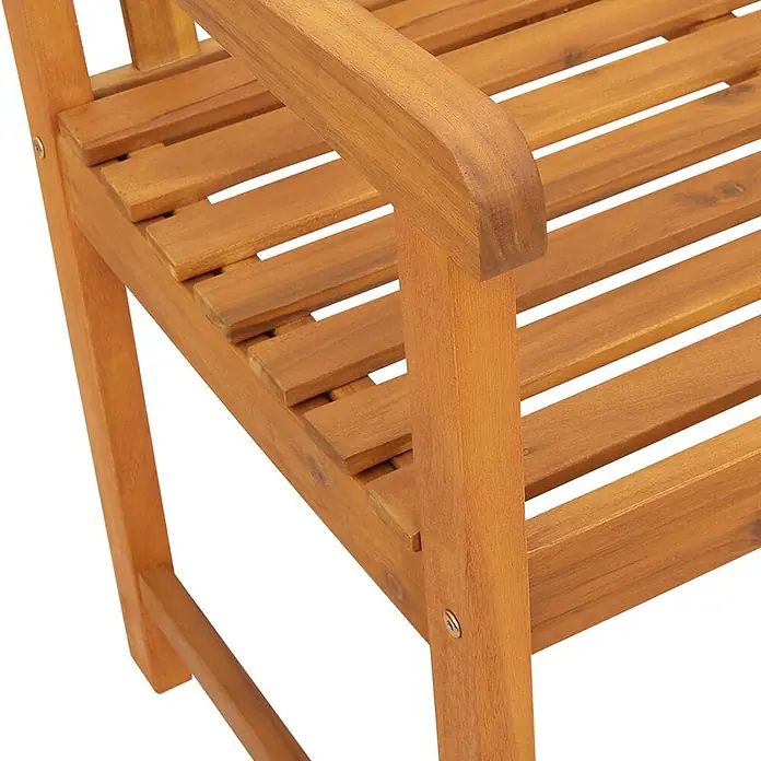 Furnicato Gartenbank Akazien-Massivholz geölt - B x T x H: 56 x 110 x 90 cm, Massivholz Akazie, Braun - Nahaufnahme der Armlehne und Sitzfläche eines hellbraunen Holzstuhls mit Lattenrost.