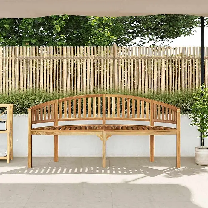 Furnicato Gartenbank - Braun - Hellbraune Gartenbank aus Holz mit geschwungener Rückenlehne und Lattenrostsitz, draußen platziert.