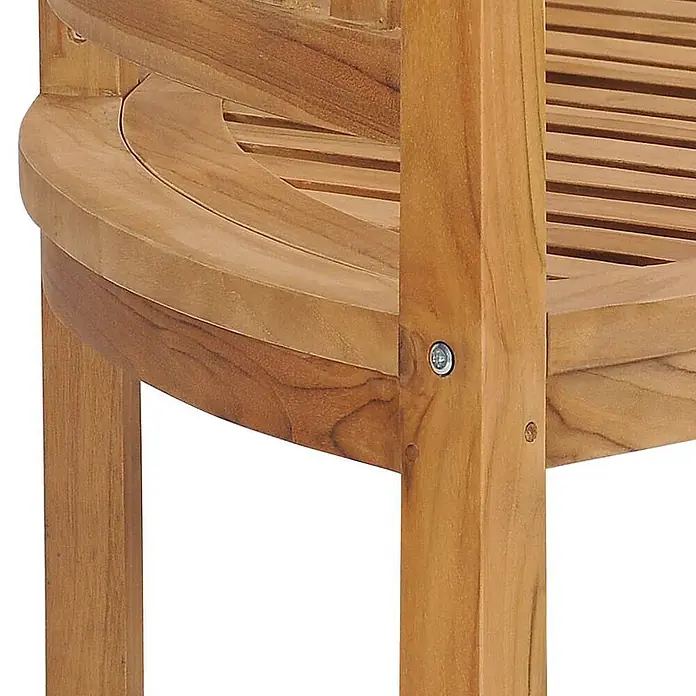 Furnicato Gartenbank - Braun - Detail eines hellbraunen Holzmöbelstücks, mit geschwungener Armlehne, Lattenrost und sichtbarer Schraube.