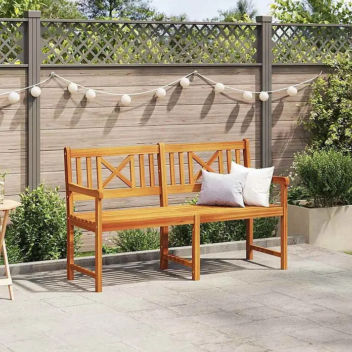 Furnicato Gartenbank Akazien-Massivholz geölt - B x T x H: 56 x 150 x 90 cm, Massivholz Akazie, Braun - Hölzerne Gartenbank mit zwei separaten Rückenlehnen und zwei Kissen auf einer Terrasse.