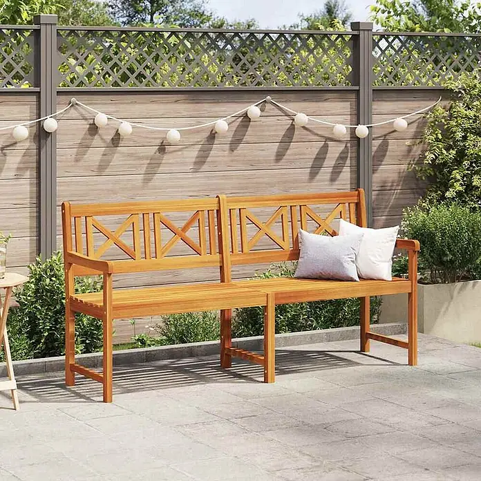 Furnicato Gartenbank Akazienholz geölt - B x T x H: 56 x 180 x 90 cm, Massivholz Akazie, Braun - Gartenbank aus Naturholz mit zwei separaten Rückenlehnen, mit Kissen geschmückt, auf einer Terrasse.