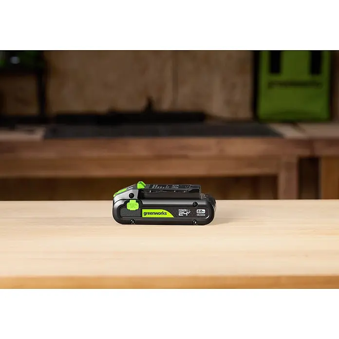 Greenworks Akku & Ladegerät 24V 2 AH, VD - Akkuspannung: 24 V, Li-Ionen, 2 Ah - Schwarze und grüne Greenworks POWERALL 24V 2.0Ah Batterie mit USB-C 65W Ladefunktion auf einer Holzoberfläche.