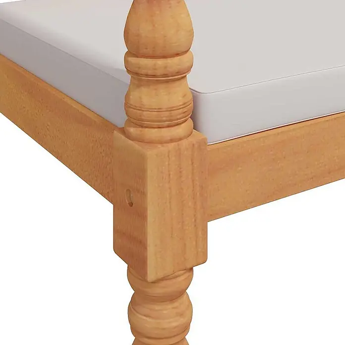 Furnicato Gartenbank Teakholz geölt - B x T x H: 150 x 51,5 x 84 cm, Weiß - Helle Holzbettrahmen-Ecke mit gedrechseltem Pfosten, der eine weiße Matratze hält.