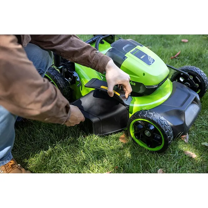 Greenworks Akku-Rasenmäher GW 2X24V BL 46 cm - 24 V, Ohne Akku, Schnittbreite: 46 cm - Hände justieren den Grasfangkorb eines hellgrünen Elektrorasenmähers.