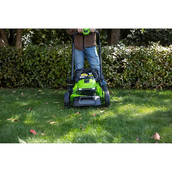Greenworks Akku-Rasenmäher GW 2X24V BL 46 cm - 24 V, Ohne Akku, Schnittbreite: 46 cm - Eine Person schiebt einen leuchtend grünen und schwarzen Elektrorasenmäher über einen grünen Rasen.