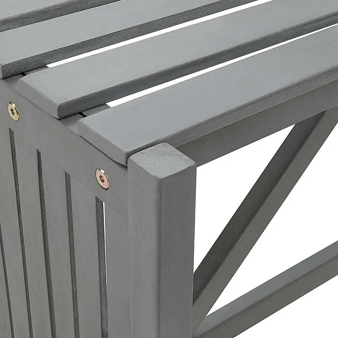Furnicato Gartenbank Akazien-Massivholz - B x T x H: 117 x 117 x 40 cm, Grau - Nahaufnahme von grauen Holzlattenmöbeln, eventuell einer Bank oder einem Tisch, mit sichtbaren goldfarbenen Schrauben.