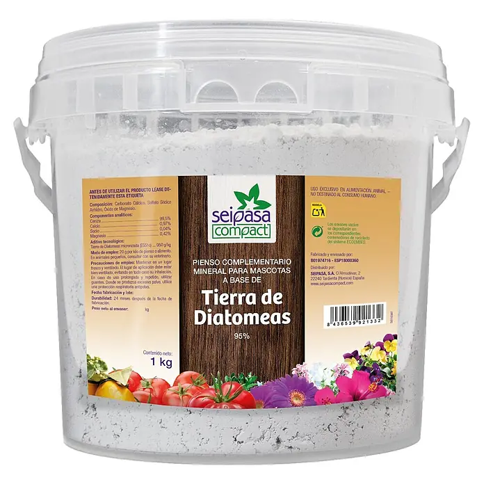 Antiorugas biológico Tierra de diatomeas - 1 kg - Cubo de plástico transparente con tierra de diatomeas blanca, etiquetado Seipasa Compact, como suplemento mineral para mascotas.