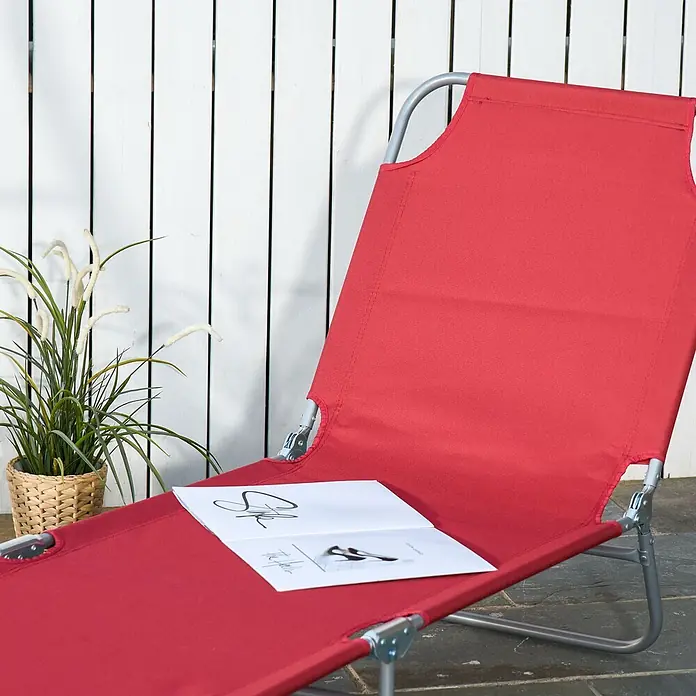 Furnicato Gartenliege - B x T: 60,5 x 187 cm, Weinrot, Polyester - Rote Stoff-Klappliege mit silbernem Gestell im Freien, ein Buch liegt darauf.