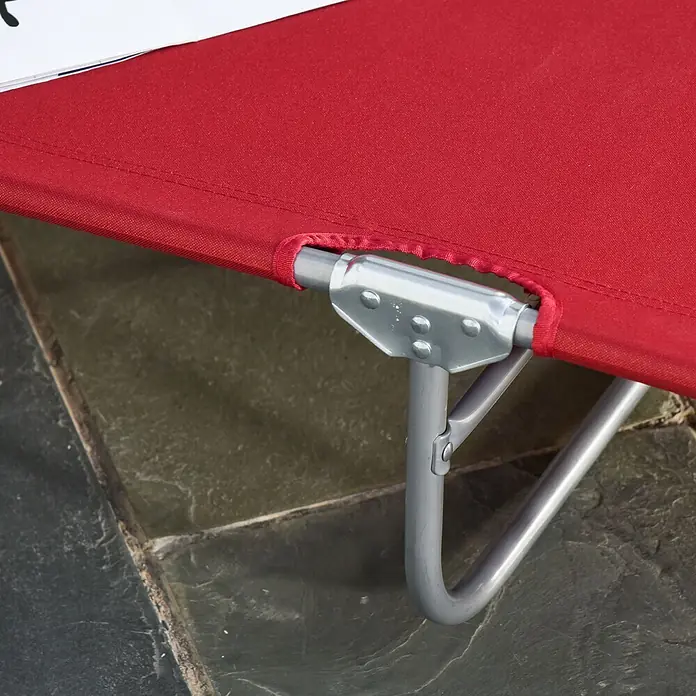 Furnicato Gartenliege - B x T: 60,5 x 187 cm, Weinrot, Polyester - Roter Stoff und silbernes Metallgestell eines Feldbettes oder Stuhls, auf dunklem, texturiertem Boden.