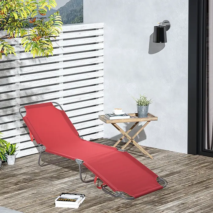 Furnicato Gartenliege - B x T: 60,5 x 187 cm, Weinrot, Polyester - Roter klappbarer Liegestuhl mit Metallrahmen, bereit für Entspannung auf einer Holzterrasse.