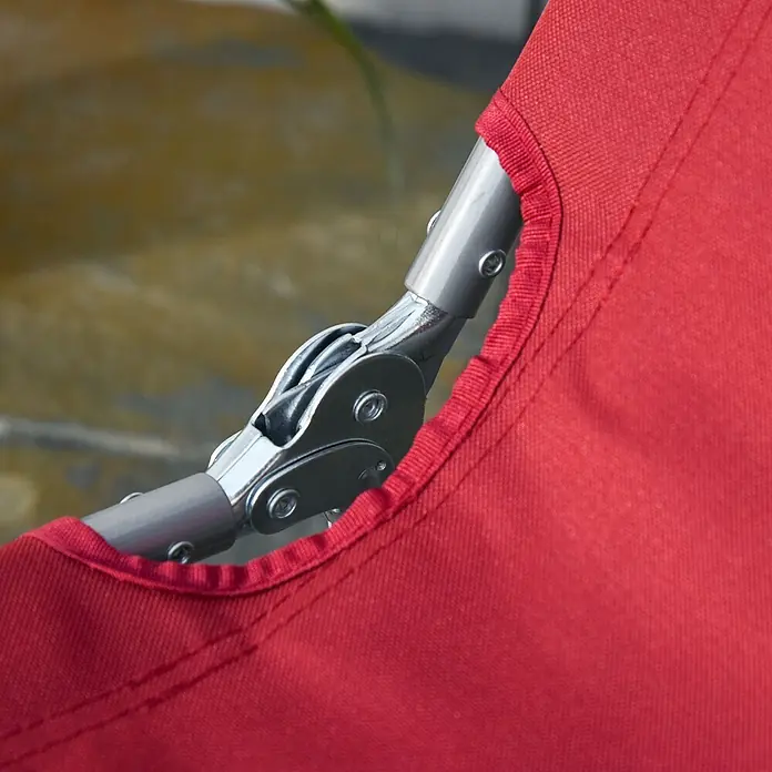 Furnicato Gartenliege - B x T: 60,5 x 187 cm, Weinrot, Polyester - Roter Stoff mit silbernem Klappmechanismus aus Metall, Teil eines Klappstuhls oder einer Struktur.