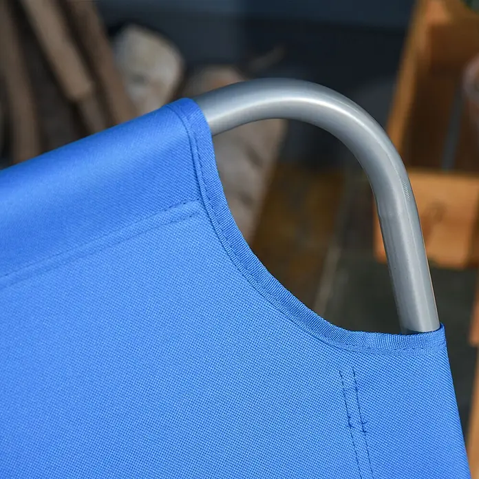 Furnicato Gartenliege - B x T: 55 x 187 cm, Blau, Polyester - Nahaufnahme von leuchtend blauem, strapazierfähigem Stoff über einem gebogenen silbernen Metallrahmen mit sichtbaren Nähten.
