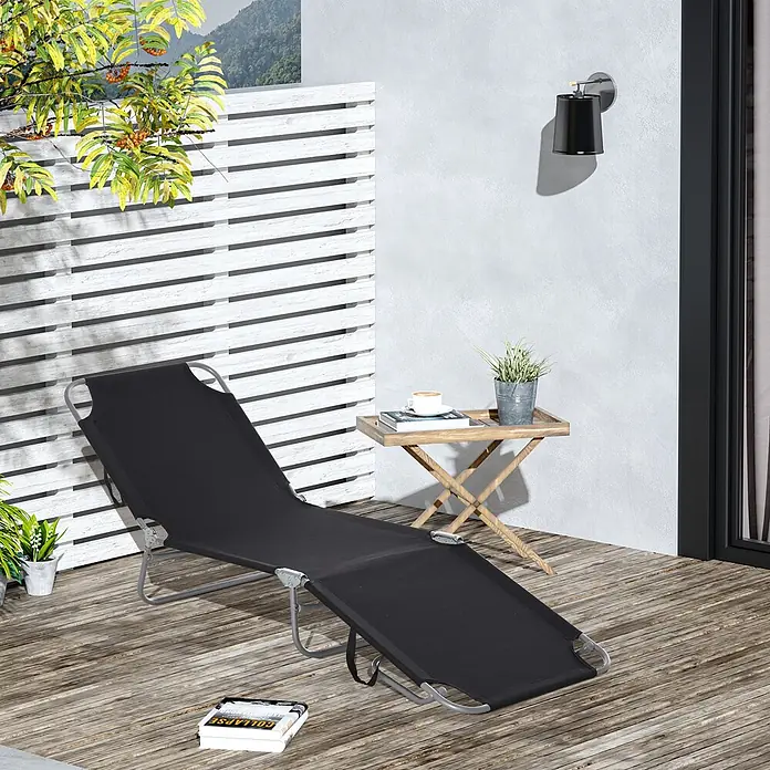 Furnicato Gartenliege - B x T: 55 x 187 cm, Schwarz, Polyester - Schwarze klappbare Sonnenliege mit Metallrahmen auf einer Holzterrasse, lädt zur Entspannung im Freien ein.