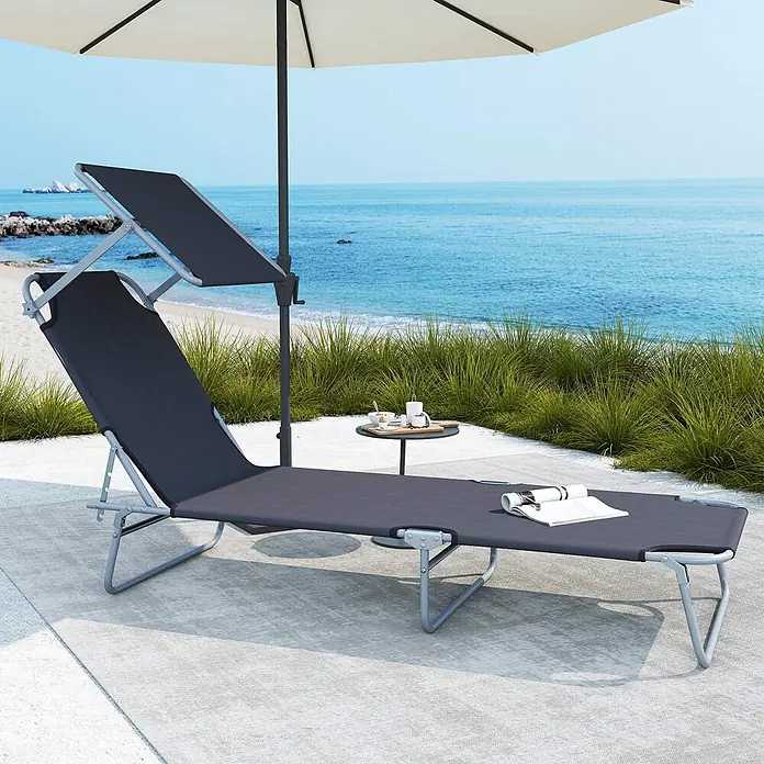 Furnicato Gartenliege - B x T: 58 x 187 cm, Grau, Polyester - Dunkelgrauer Liegestuhl mit verstellbarem Sonnendach auf einer Terrasse am Meer, bereit zur Entspannung.