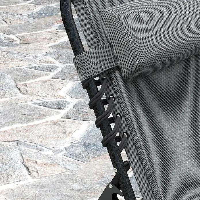 Furnicato Gartenliege - Dunkelgrau, Polyester - Grauer Netzstoff-Gartenstuhl mit schwarzer Gummischnürung, die den Stoff am schwarzen Metallrahmen befestigt, auf Steinplatten.
