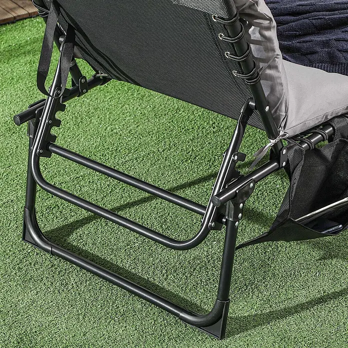 Furnicato Gartenliege Polyestergewebe - B x T: 58 x 189 cm, Hellgrau, Verbundwerkstoff - Nahaufnahme eines schwarzen Zero-Gravity-Stuhls mit Mesh-Gewebe, schwarzem Rahmen, grauem Kissen und Seitentasche.