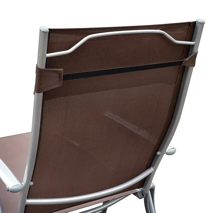 Furnicato Gartenliege - B x T: 63,5 x 180 cm, Braun, Metall - Rückenlehne eines braunen Textil-Netzstuhls mit silbernem Aluminiumrahmen und schwarzem Halteband.