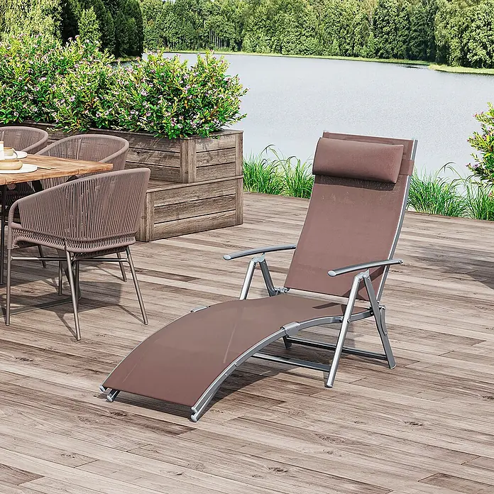 Furnicato Gartenliege - B x T: 63,5 x 180 cm, Braun, Metall - Braune verstellbare Sonnenliege mit silbernem Rahmen auf Holzterrasse am See.
