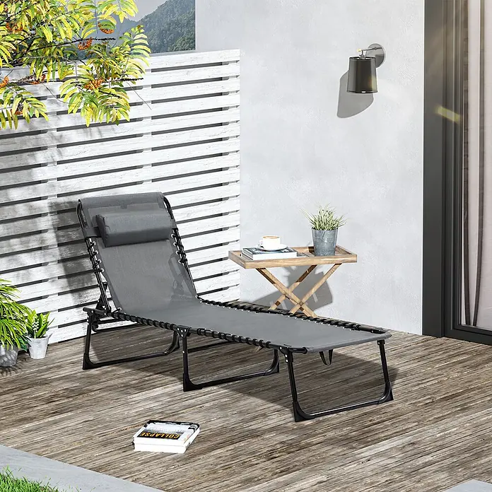 Furnicato Gartenliege - Grau, Polyester - Ein grauer Zero-Gravity-Liegestuhl mit schwarzem Gestell auf einer Holzterrasse, bereit zum Entspannen.