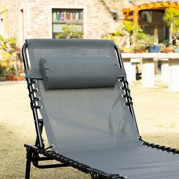 Furnicato Gartenliege - Grau, Polyester - Grauer Outdoor-Liegestuhl mit schwarzem Gestell und Bungee-Seilen, mit verstellbarer Kopfstütze. Im Garten.